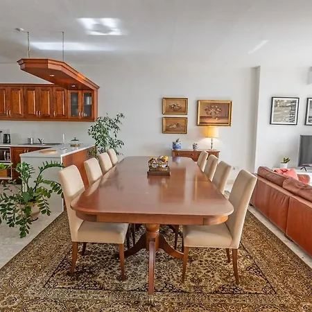 Spacious 3-bedroom With Balconies-central Appartement *
