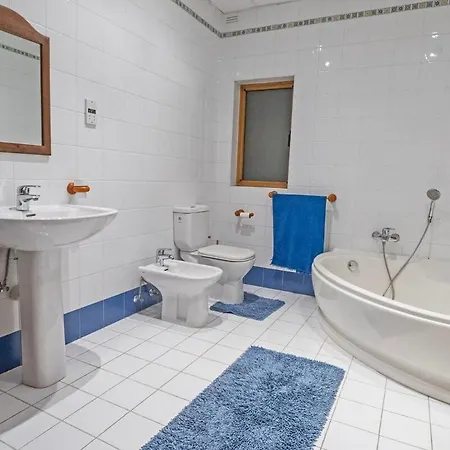 Spacious 3-bedroom With Balconies-central Lägenhet