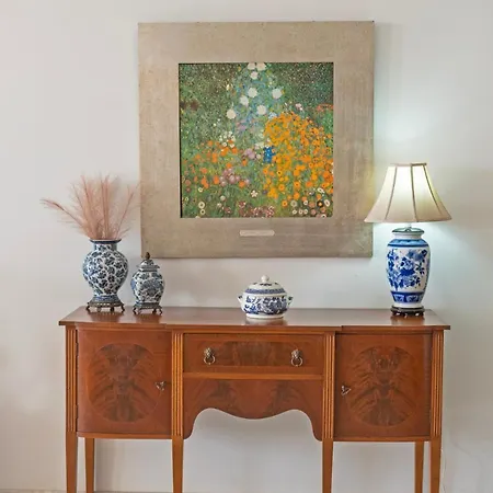 Διαμέρισμα Spacious 3-bedroom With Balconies-central