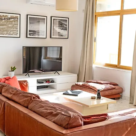 Spacious 3-bedroom With Balconies-central Apartment