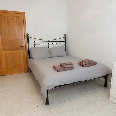 Spacious 3-bedroom With Balconies-central Apartment *