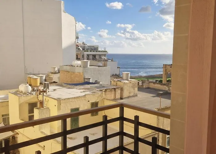 Apartment Spacious 3-bedroom With Balconies-central Sliema