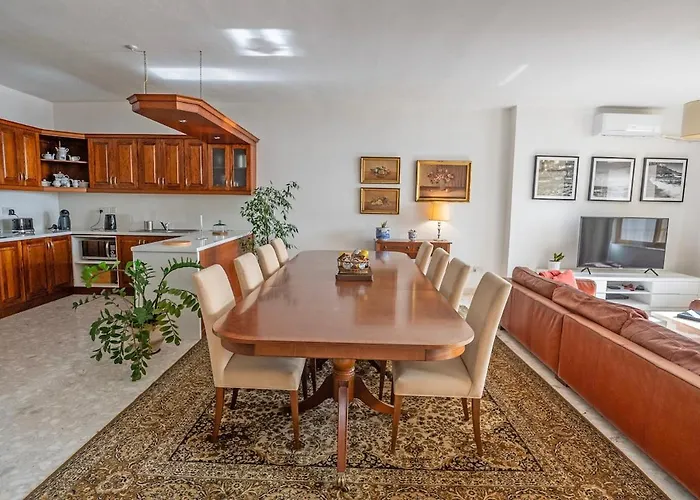 Spacious 3-bedroom With Balconies-central Apartment *