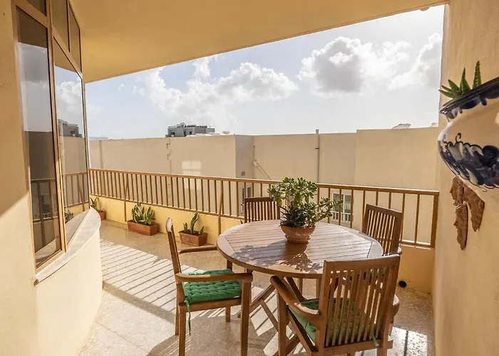 Spacious 3-bedroom With Balconies-central Apartament