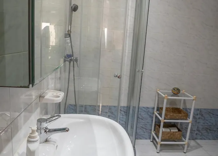 Spacious 3-bedroom With Balconies-central Apartment *