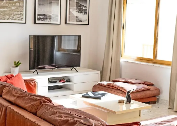 Spacious 3-bedroom With Balconies-central Apartment