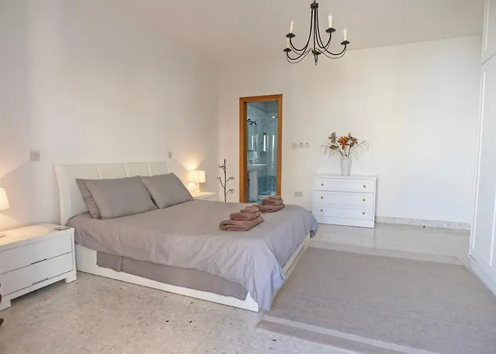 Spacious 3-bedroom With Balconies-central Apartment